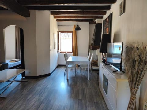 TV and multimedia, Seating area, Dining area