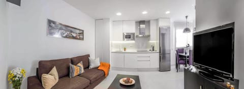 TV and multimedia, Coffee/tea facilities, Kitchen or kitchenette, Living room, Seating area, Dining area, minibar, stove