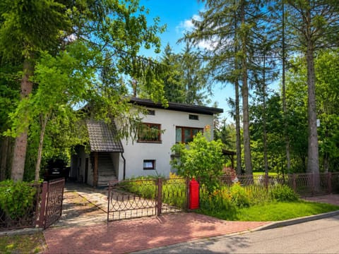 Property building, Spring, Day, Neighbourhood, Natural landscape, Garden, Garden view, Street view
