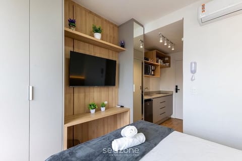 TV and multimedia, Kitchen or kitchenette, Seating area, Bedroom