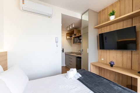 Bed, TV and multimedia, Kitchen or kitchenette, Seating area, Bedroom