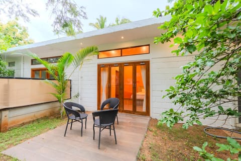 Property building, Patio, Day, Garden, Balcony/Terrace, Garden view