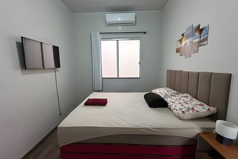 Bed, TV and multimedia, View (from property/room), Bedroom