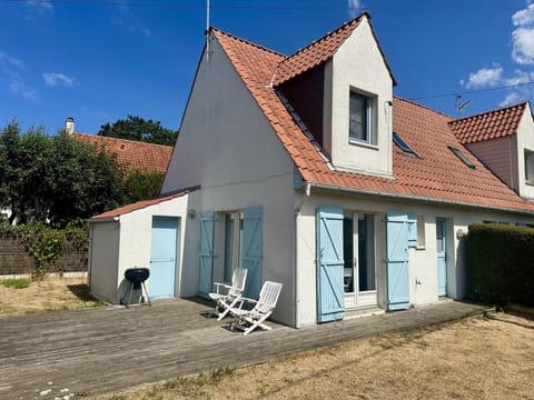Property building, Day, sunbed