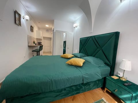 Bed, TV and multimedia, Photo of the whole room