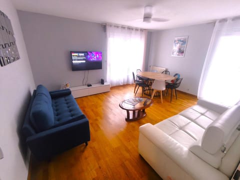 Communal lounge/ TV room, TV and multimedia, Living room, Seating area, Dining area