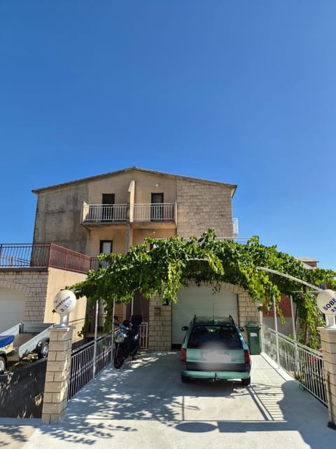 Property building, Day, Parking