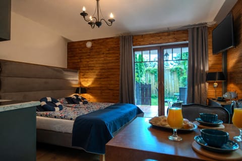 Bed, TV and multimedia, Kitchen or kitchenette, Living room, Photo of the whole room, Seating area, Dining area, Bedroom