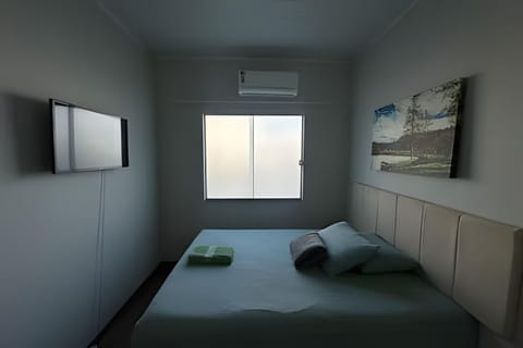 Bed, TV and multimedia, View (from property/room), Bedroom