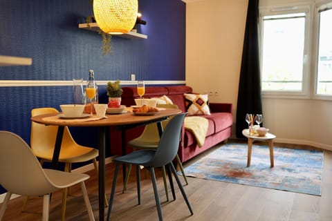 Living room, Seating area, Dining area, Drinks