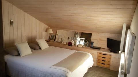 Bed, TV and multimedia, Bedroom