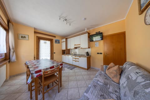 Living room, Seating area, Dining area, minibar, oven, stove
