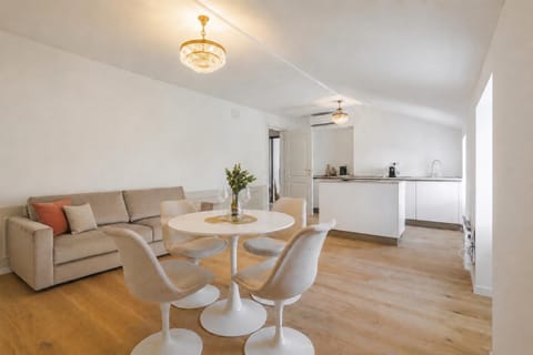 Kitchen or kitchenette, Living room, Seating area, Dining area