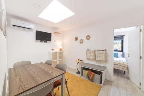 Bed, TV and multimedia, Living room, Seating area, Dining area, Bedroom, air conditioner