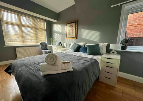 Bed, Photo of the whole room, Bedroom, towels