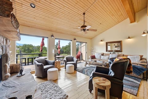 Living room, Seating area, fireplace