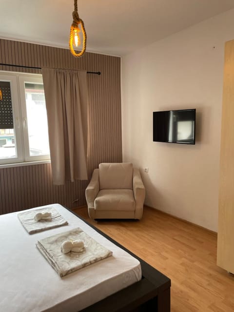 Bed, TV and multimedia, Bedroom