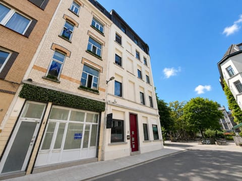 Property building, Location