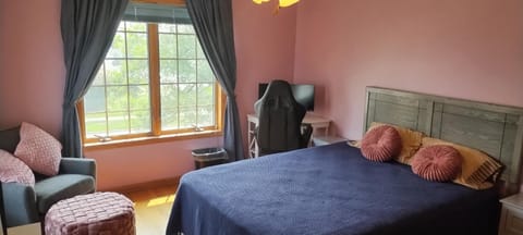 Bed, Seating area, Bedroom