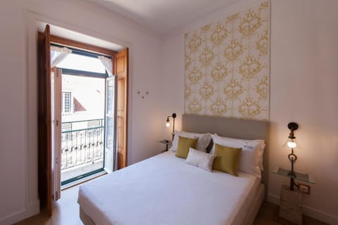Spring, Bed, Day, Balcony/Terrace, Balcony/Terrace, Photo of the whole room, Decorative detail, Bedroom, On site, City view, Landmark view, River view