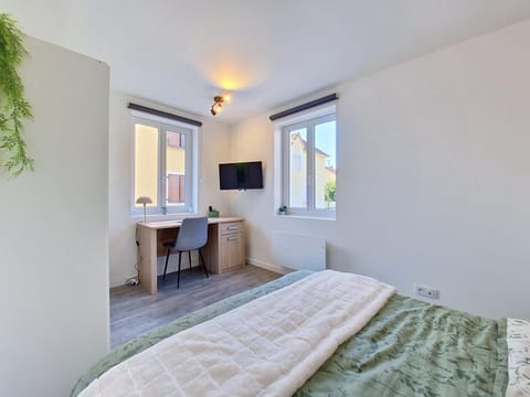 Bed, TV and multimedia, Photo of the whole room, Bedroom