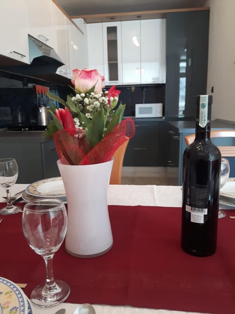 Kitchen or kitchenette, Dining area