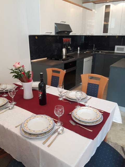 Kitchen or kitchenette, Dining area