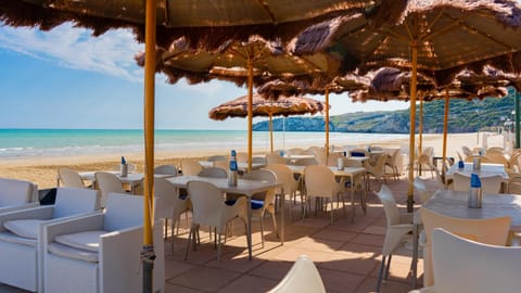 Restaurant/places to eat, Lounge or bar, Beach, Sea view