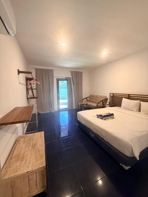 Bed, Photo of the whole room, Seating area, Bedroom, towels