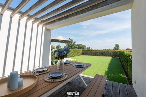 Patio, Day, Garden, Garden view