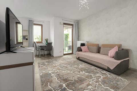 Bed, TV and multimedia, Living room, Photo of the whole room, Seating area, Bedroom