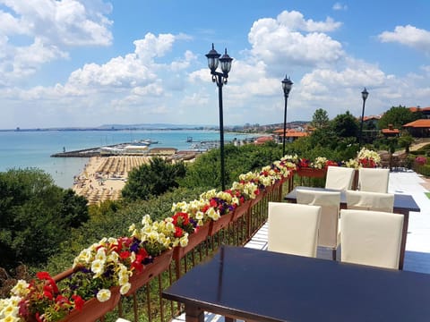 Restaurant/places to eat, Balcony/Terrace, Sea view, Area and facilities