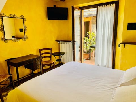 Bed, TV and multimedia, Photo of the whole room, Bedroom