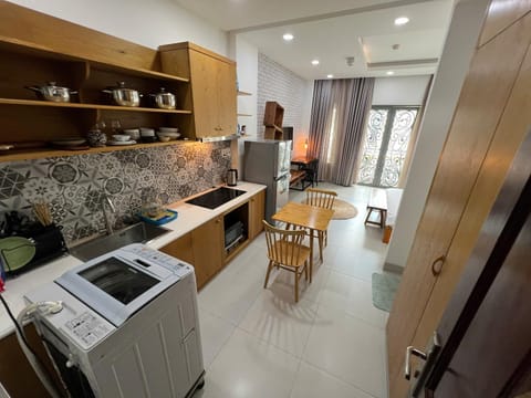 Kitchen or kitchenette, Dining area, minibar, oven, stove