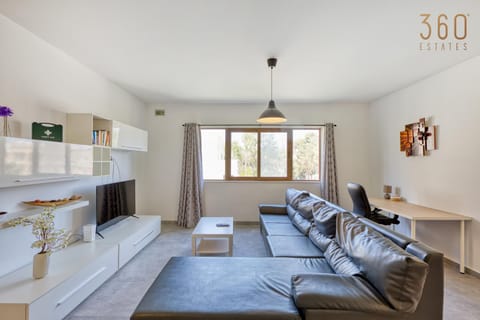 TV and multimedia, Kitchen or kitchenette, Living room, Seating area