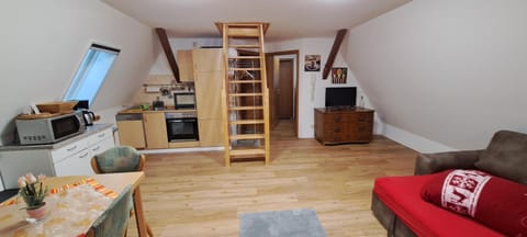 Kitchen or kitchenette, Seating area, stove