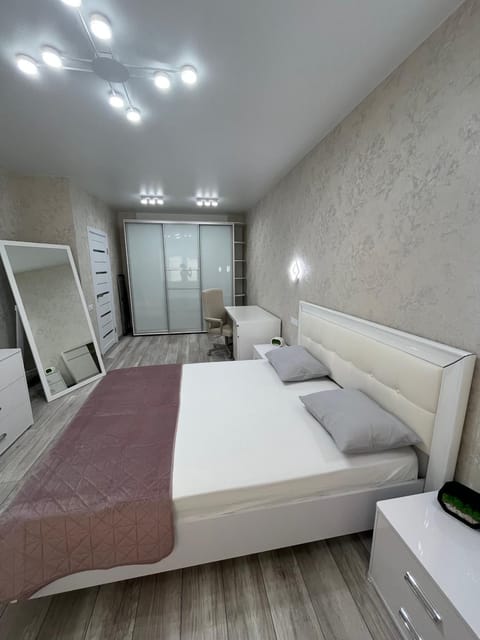 Bed, TV and multimedia, Bedroom, wardrobe