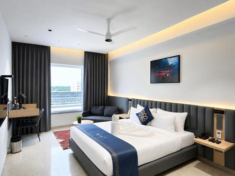 Bed, TV and multimedia, Photo of the whole room, Seating area, Bedroom