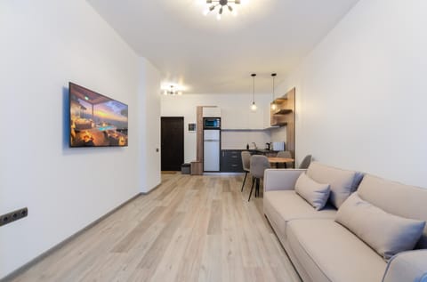 Living room, Dining area, microwave, oven, pet friendly, stove