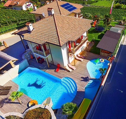 Property building, Day, Neighbourhood, Bird's eye view, Garden, Pool view, Swimming pool, Swimming pool