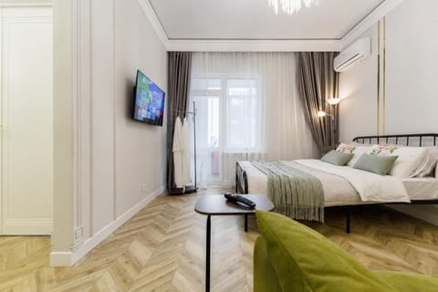 Bed, TV and multimedia, Living room, Photo of the whole room, Seating area, Bedroom