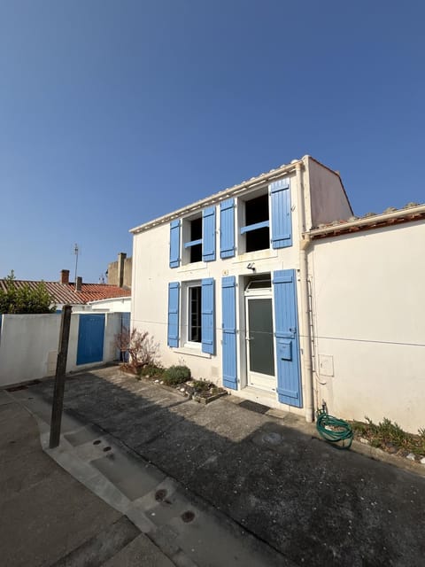 Property building, Facade/entrance, Off site