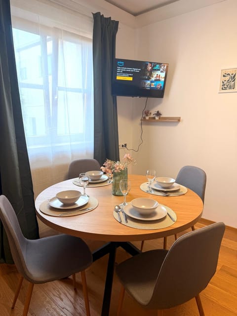 TV and multimedia, Living room, Food and drinks, Seating area, Dining area