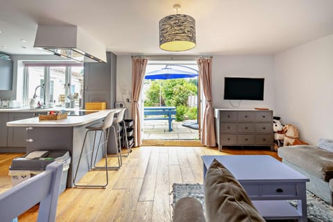 TV and multimedia, Kitchen or kitchenette, Living room, Seating area, Dining area