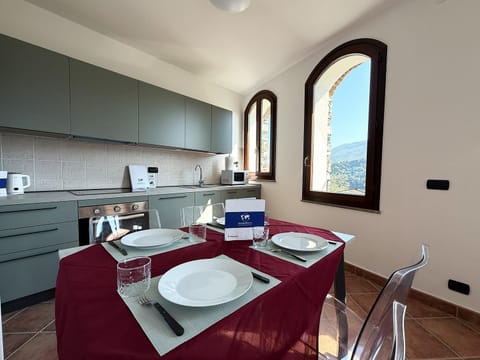 Kitchen or kitchenette, Dining area, stove