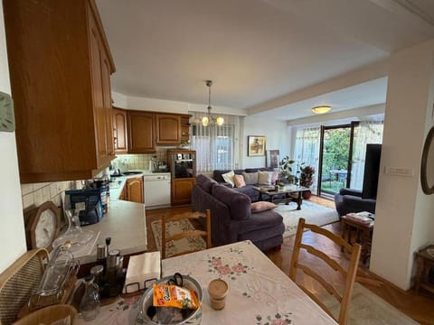 Coffee/tea facilities, Kitchen or kitchenette, Seating area, Dining area, toaster