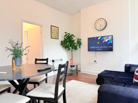 TV and multimedia, Living room, Seating area, Dining area, Evening entertainment