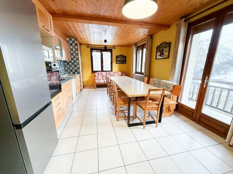 Property building, Kitchen or kitchenette, Living room