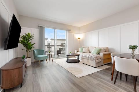 TV and multimedia, Living room, Seating area, Evening entertainment