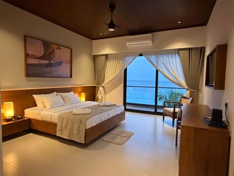 Bed, TV and multimedia, View (from property/room), Balcony/Terrace, Photo of the whole room, Seating area, Evening entertainment, Bedroom, Sea view